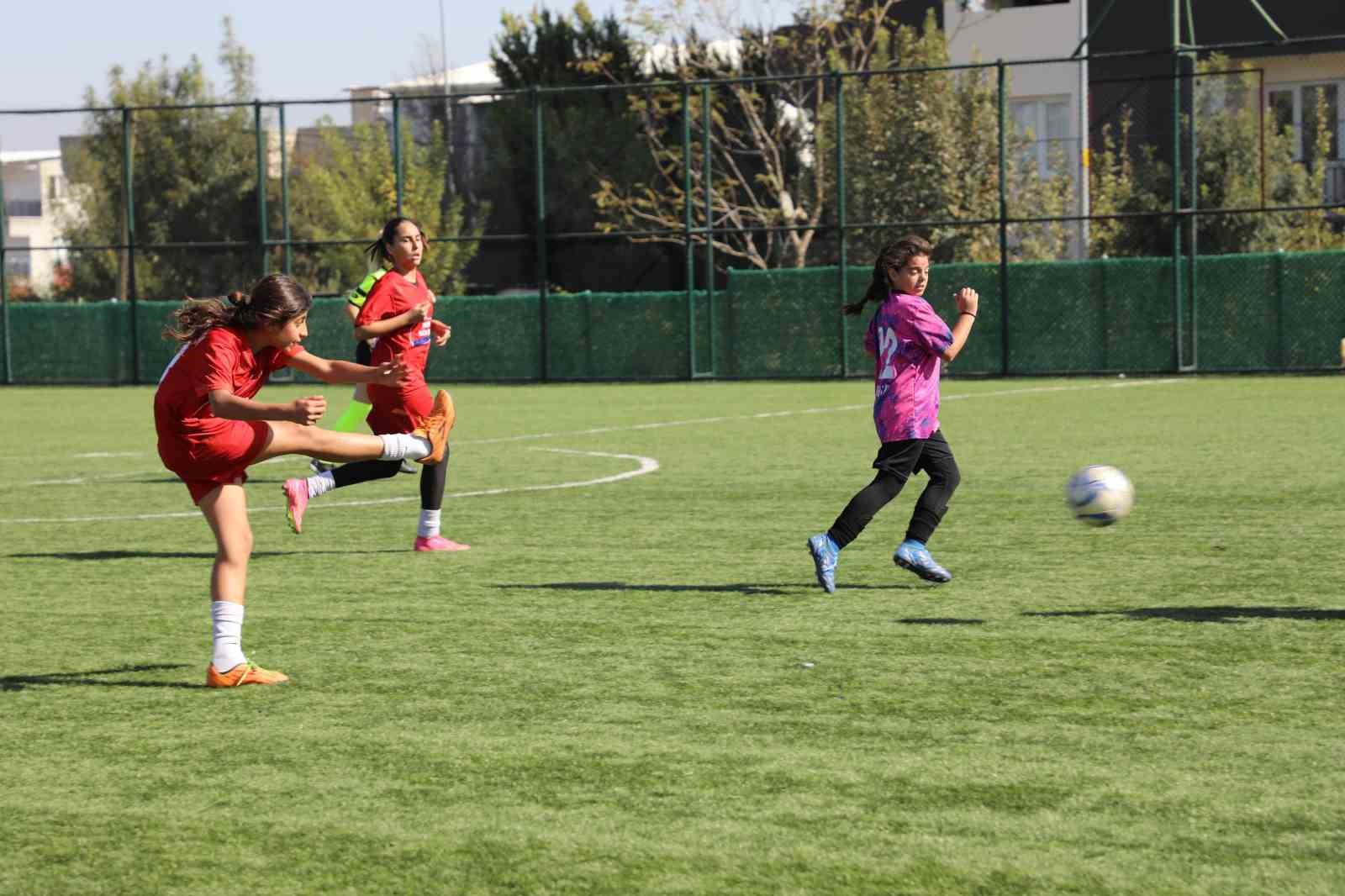 Kız futbol takımları cumhuriyet için oynadı
