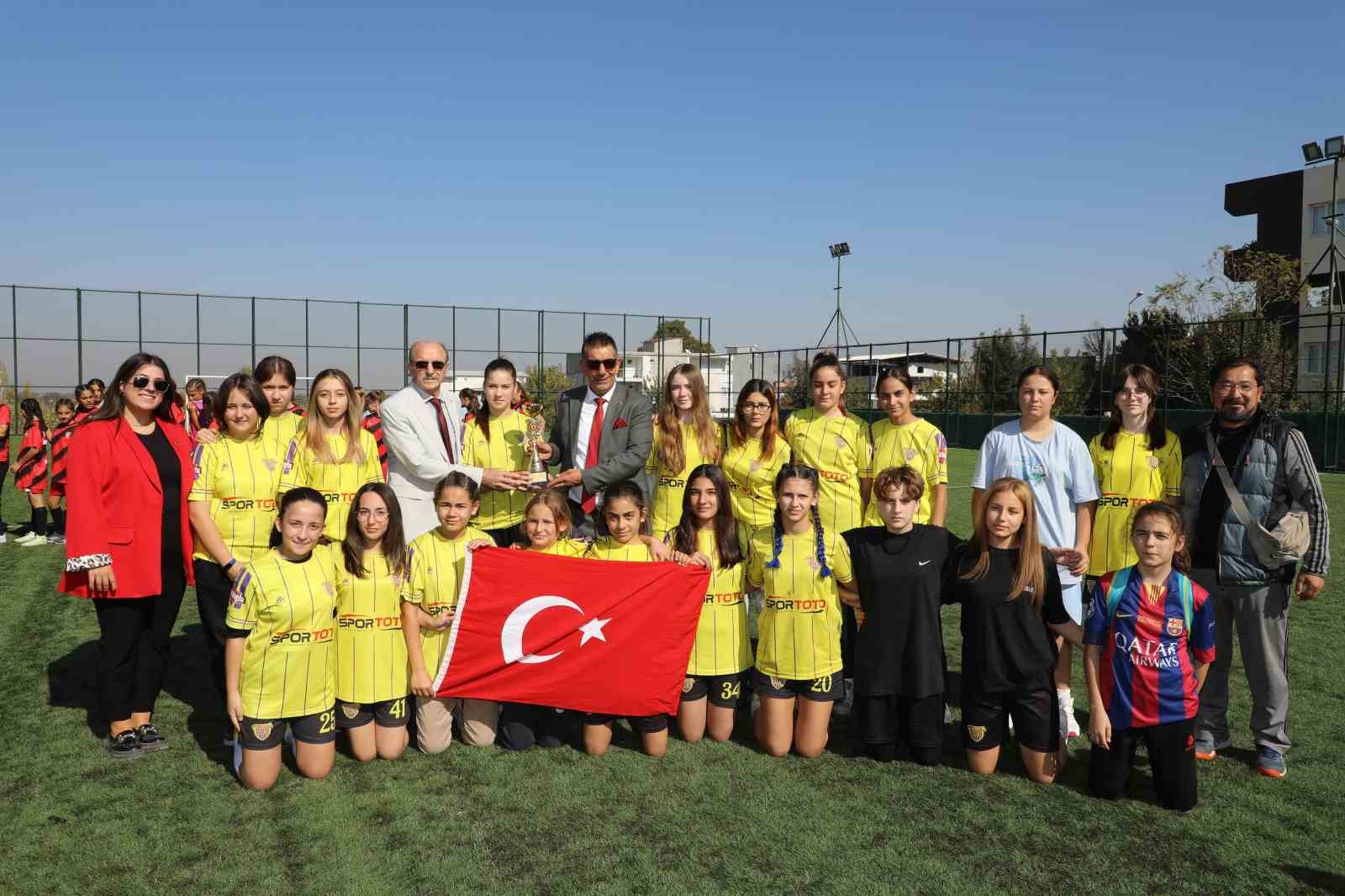 Kız futbol takımları cumhuriyet için oynadı
