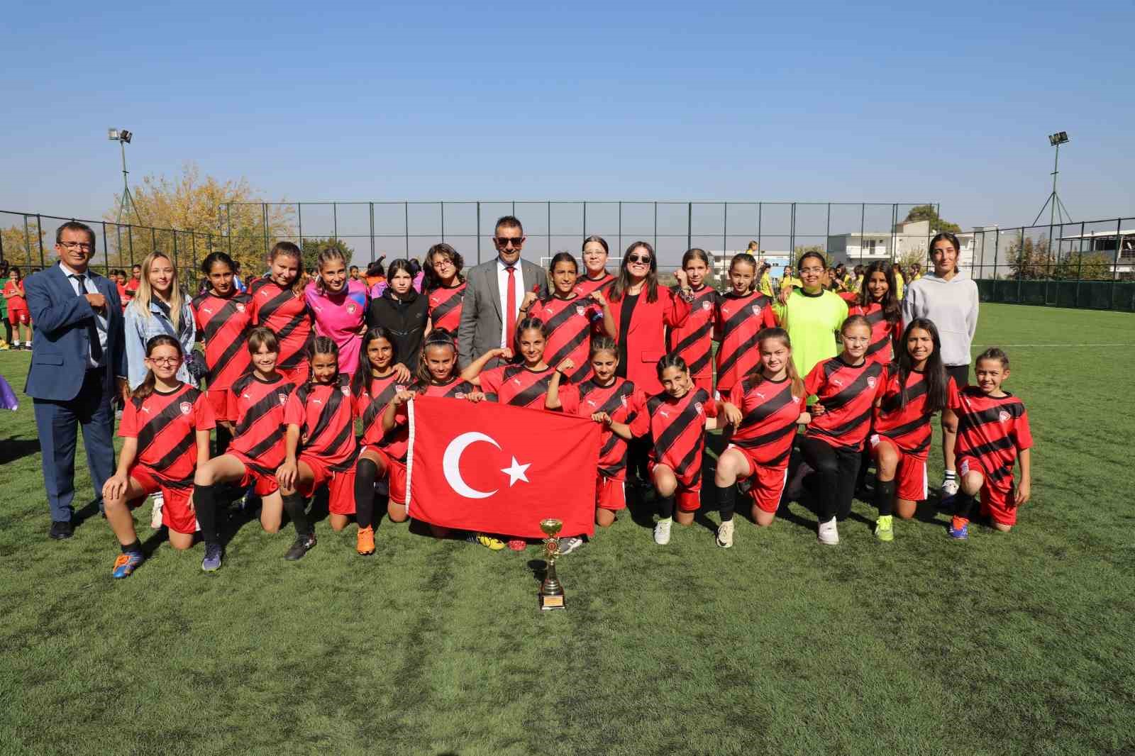 Kız futbol takımları cumhuriyet için oynadı
