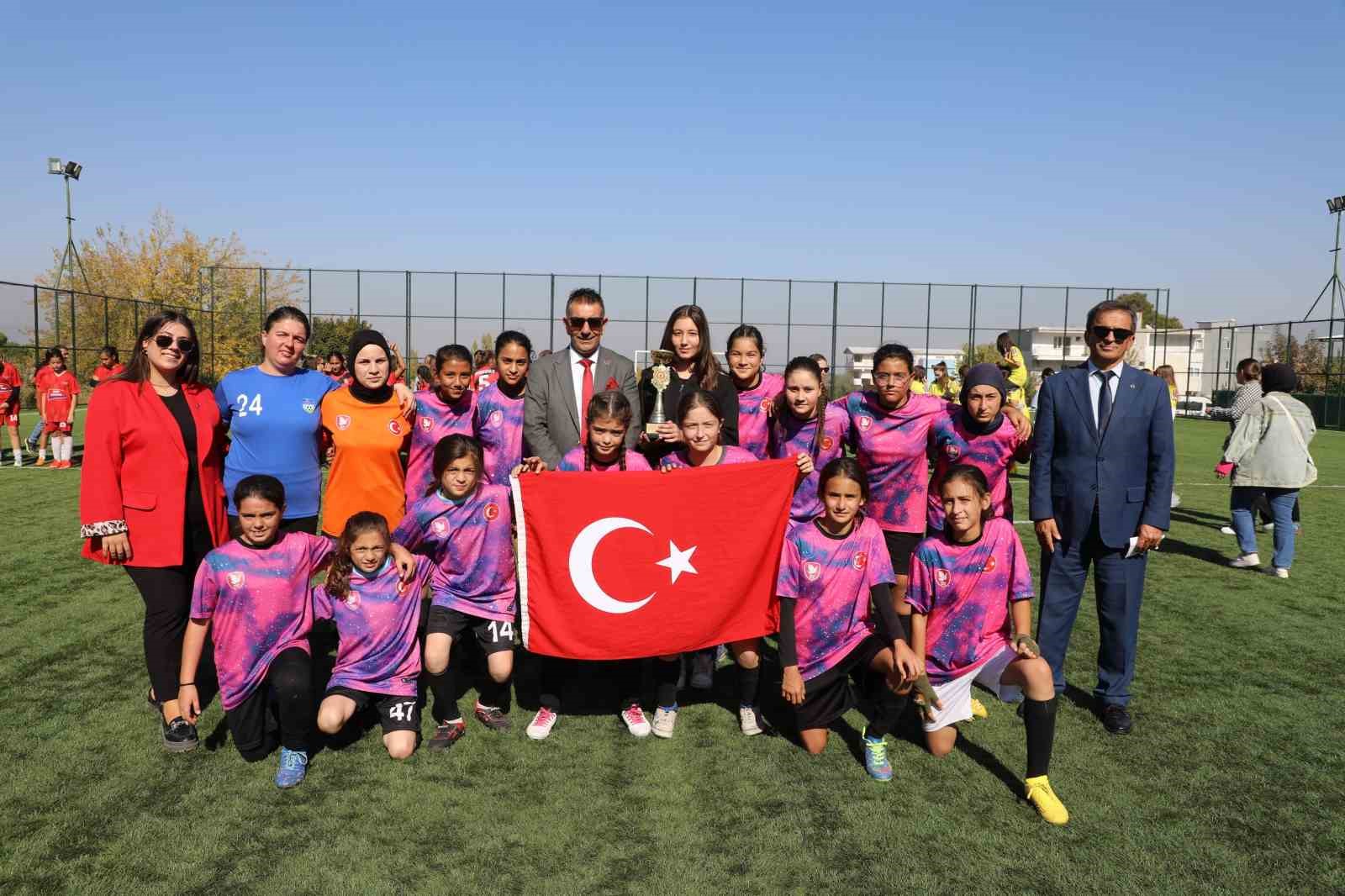 Kız futbol takımları cumhuriyet için oynadı
