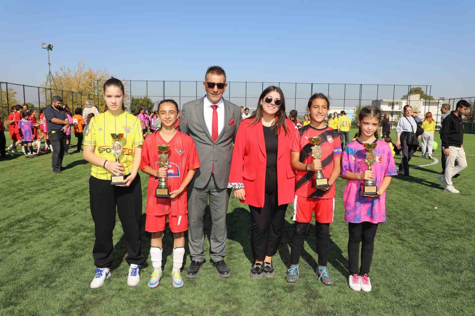 Kız futbol takımları cumhuriyet için oynadı
