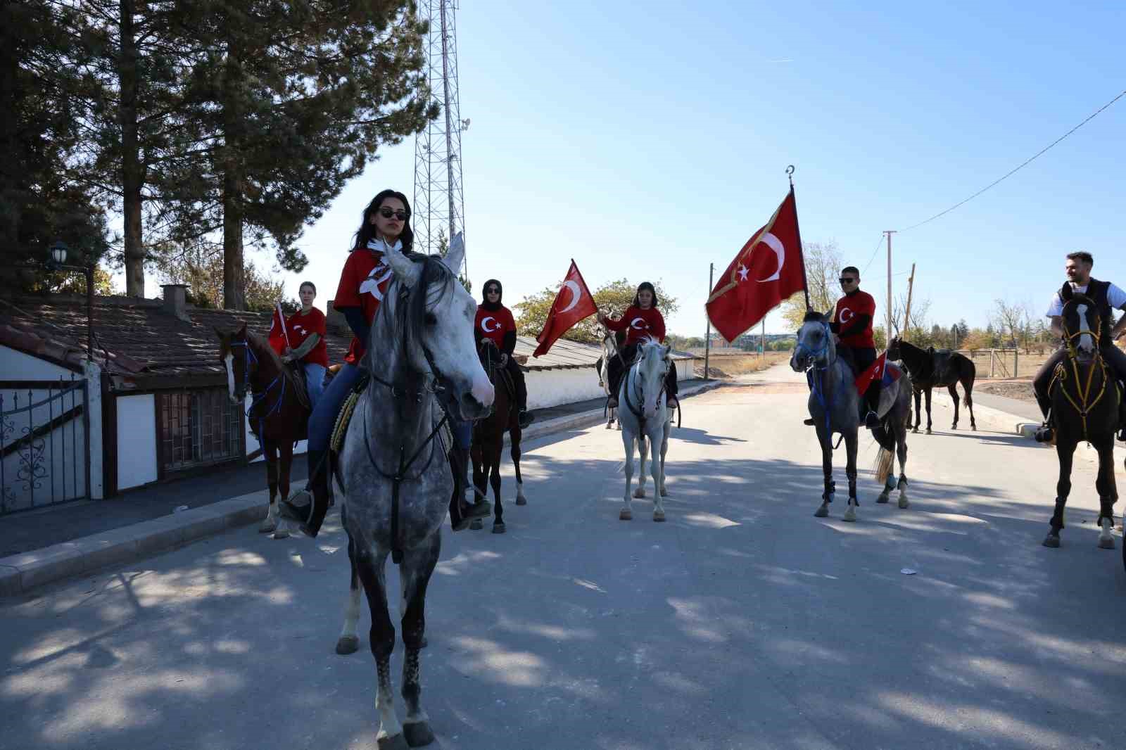 Cumhuriyet Bayramı’nı ata binerek kutladılar
