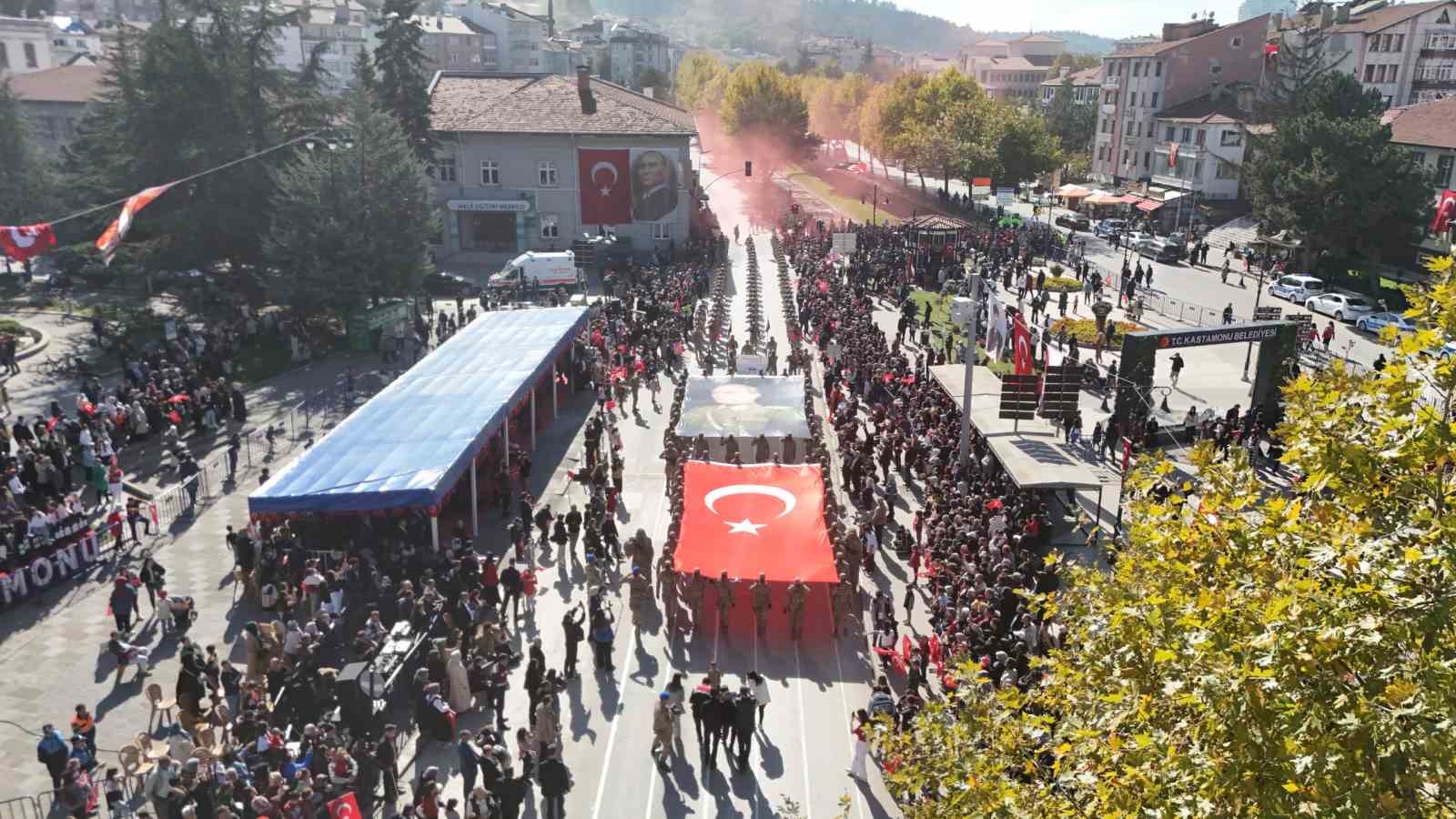 Komandolardan anlamlı TUSAŞ pankartı
