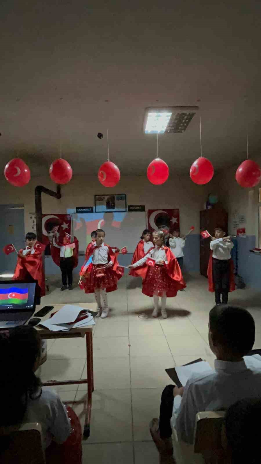 Patnos Sağrıca Köyü ilkokulu öğrencileri Cumhuriyetin 101. yılını coşkuyla kutladı
