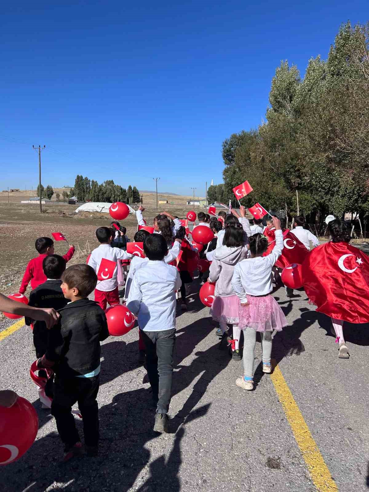 Patnos Sağrıca Köyü ilkokulu öğrencileri Cumhuriyetin 101. yılını coşkuyla kutladı
