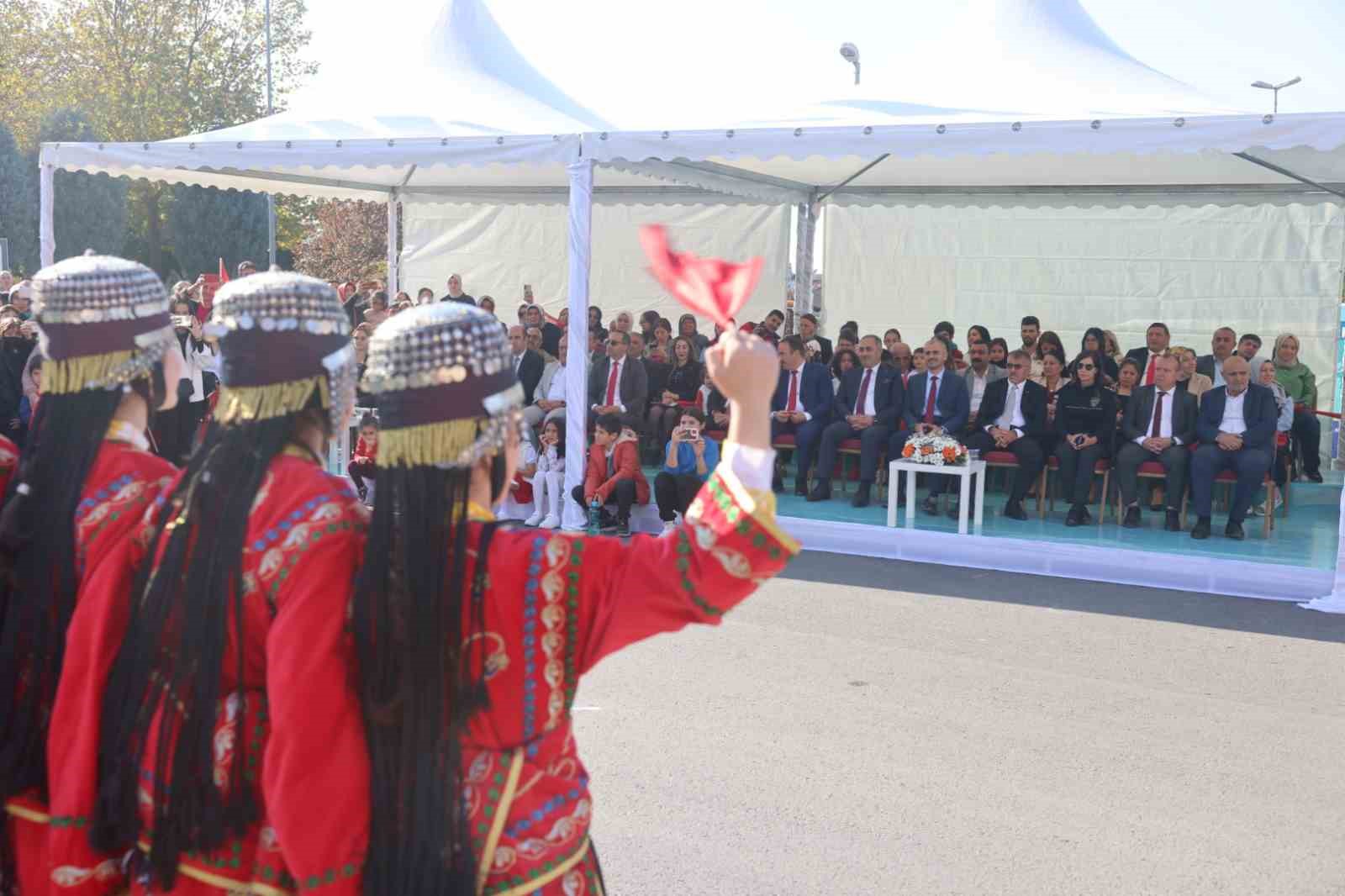 Ellerinde bayraklarla Cumhuriyet için yürüdüler
