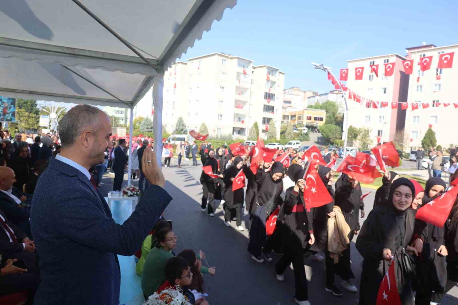 Ellerinde bayraklarla Cumhuriyet için yürüdüler
