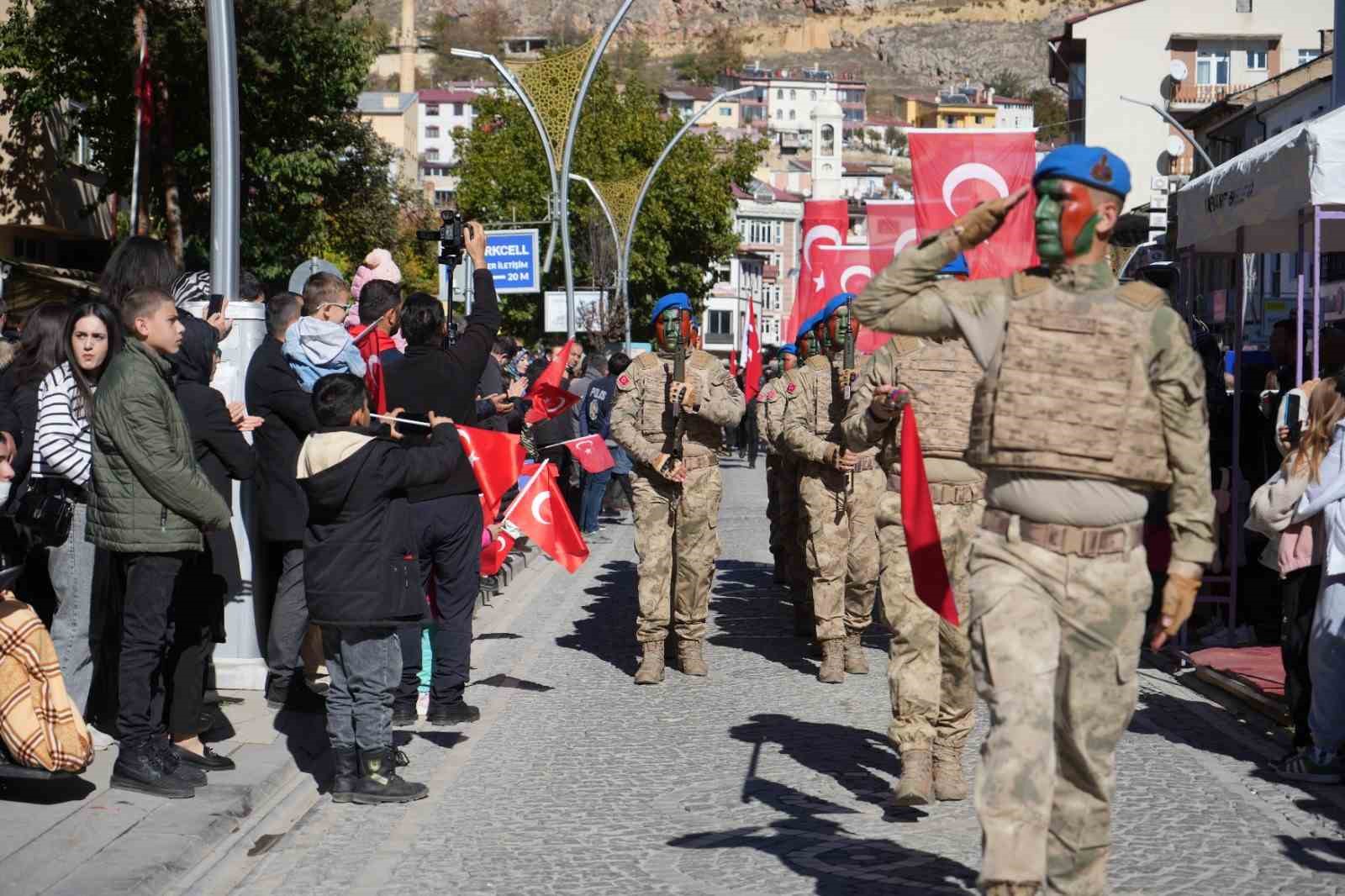 Bayburt’ta 29 Ekim Cumhuriyet Bayramı kutlamasına komandoların gösterisi damga vurdu
