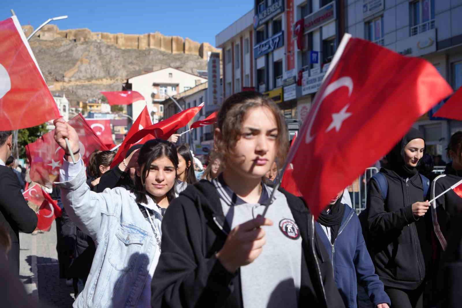 Bayburt’ta 29 Ekim Cumhuriyet Bayramı kutlamasına komandoların gösterisi damga vurdu
