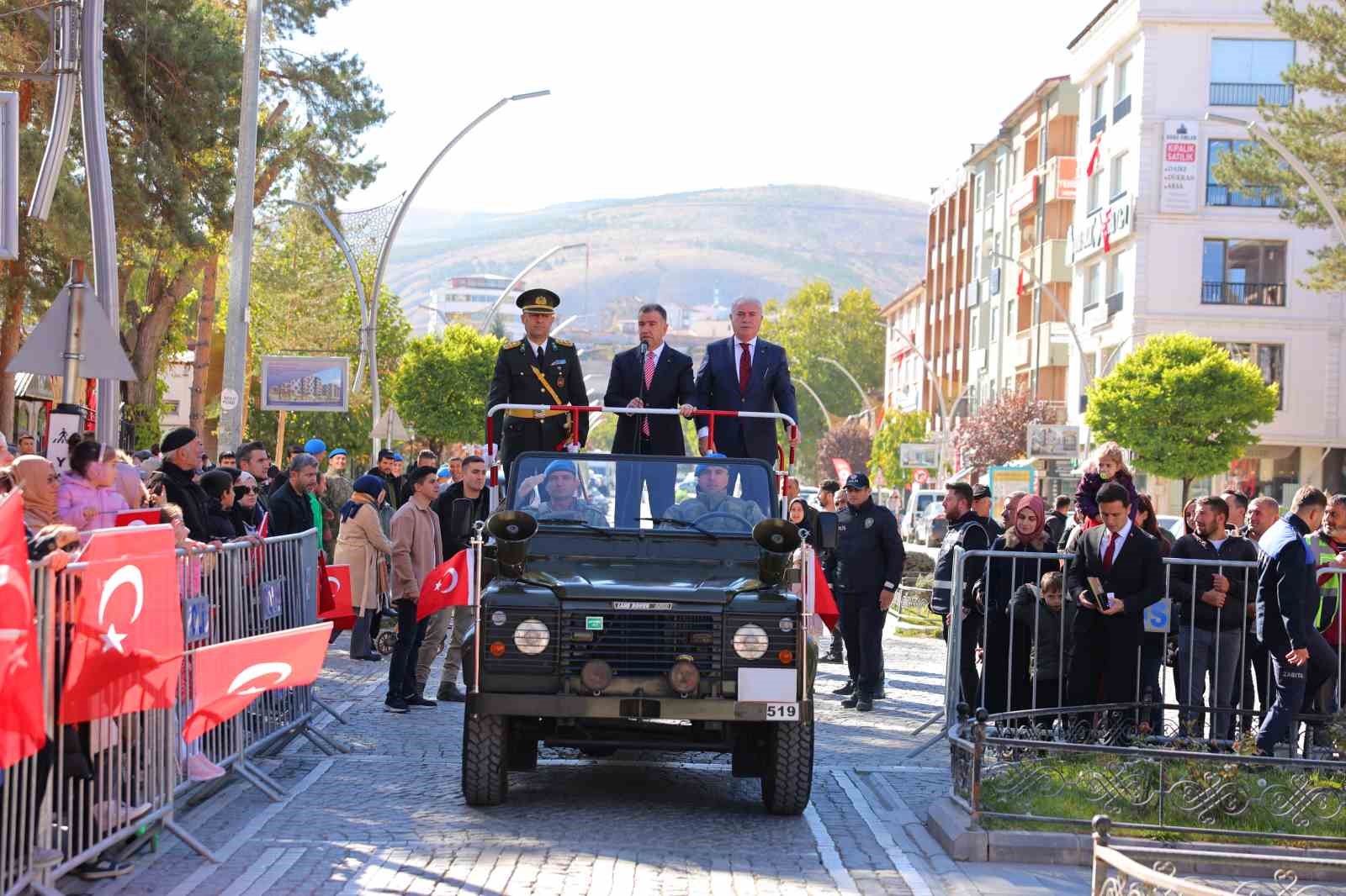 Bayburt’ta 29 Ekim Cumhuriyet Bayramı kutlamasına komandoların gösterisi damga vurdu
