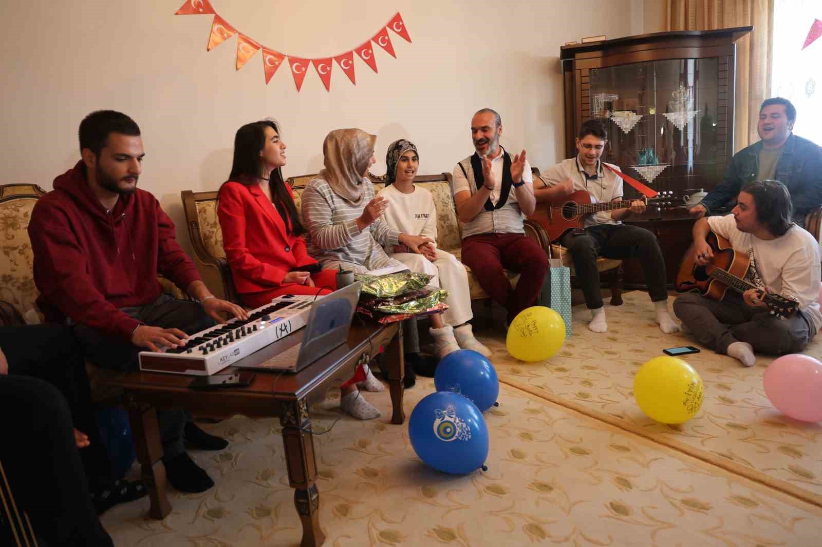 14 yaşındaki Fatma Zehra Lösemi hastalığını yediği gün, 3 bayramı bir anda kutladı
