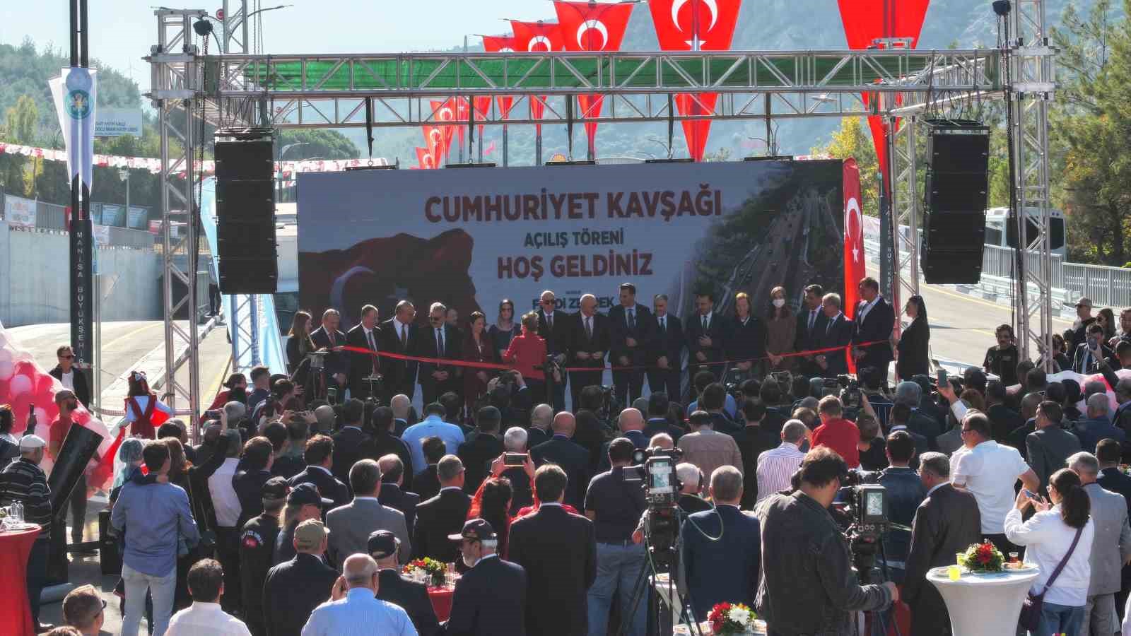 Cumhuriyetin 101. yılında Manisa’ya Cumhuriyet Kavşağı
