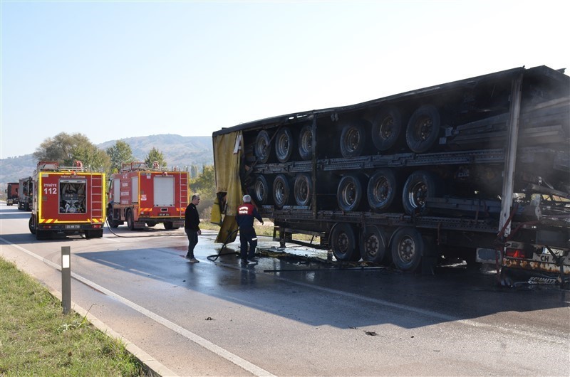 Amasya’da hurda yüklü tırın dorsesi alevlere teslim oldu
