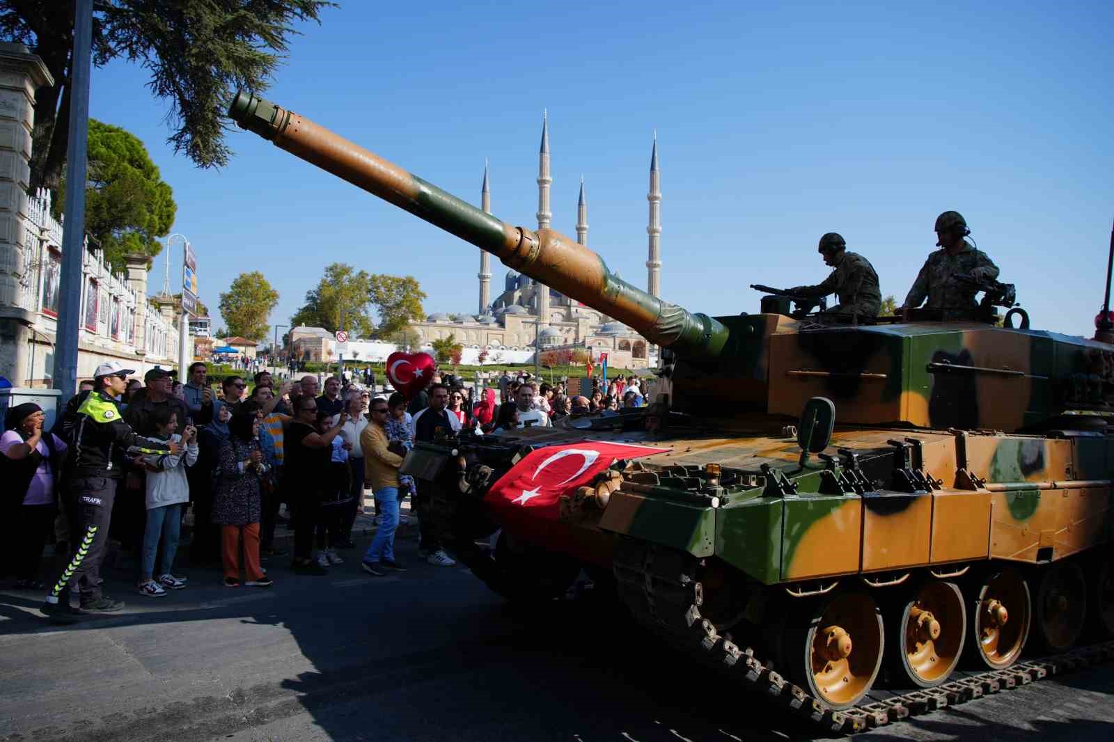 Edirne’de 101. yıl coşkusu kalabalık cadde ve sokaklara taştı
