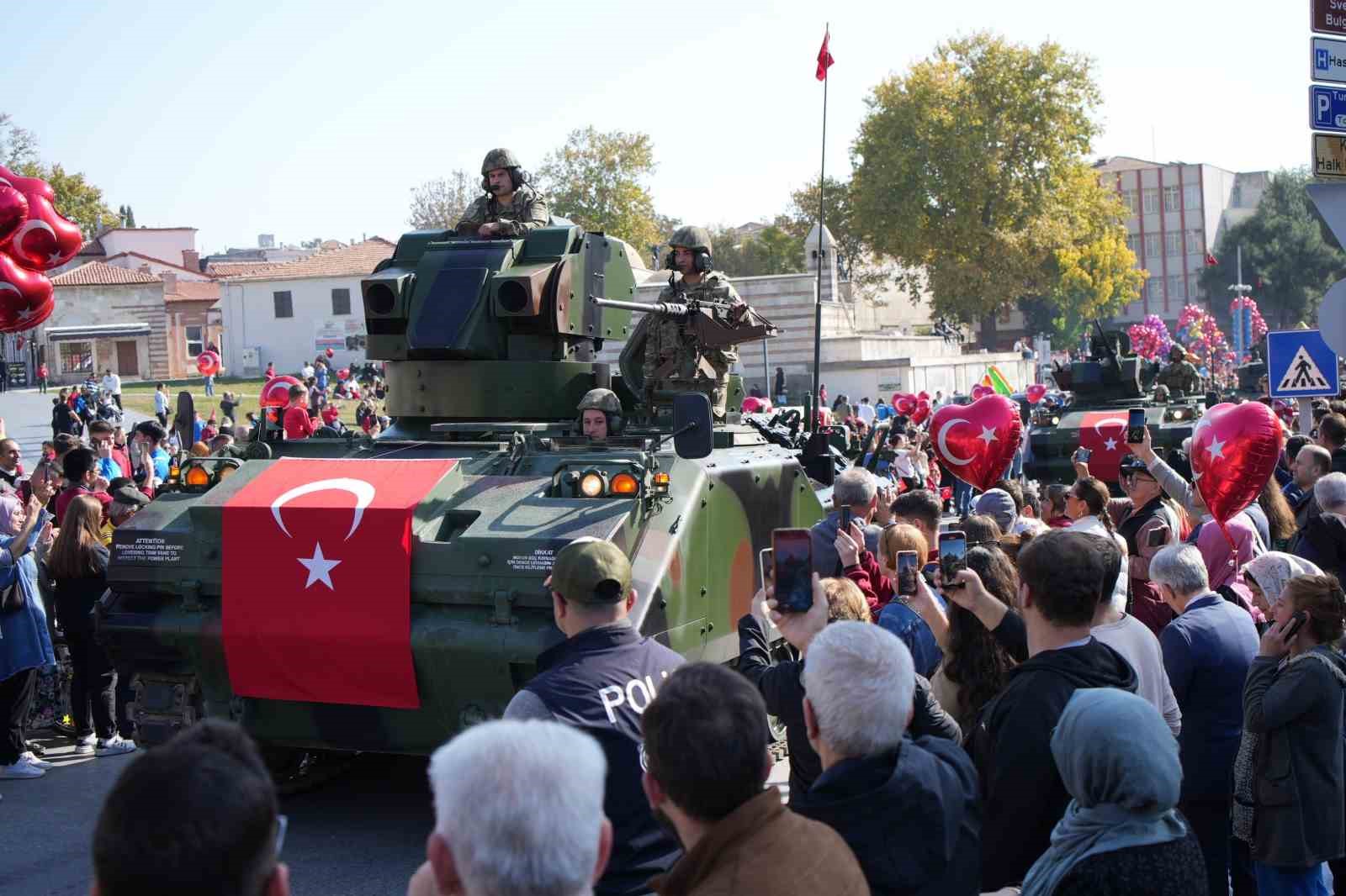 Edirne’de 101. yıl coşkusu kalabalık cadde ve sokaklara taştı
