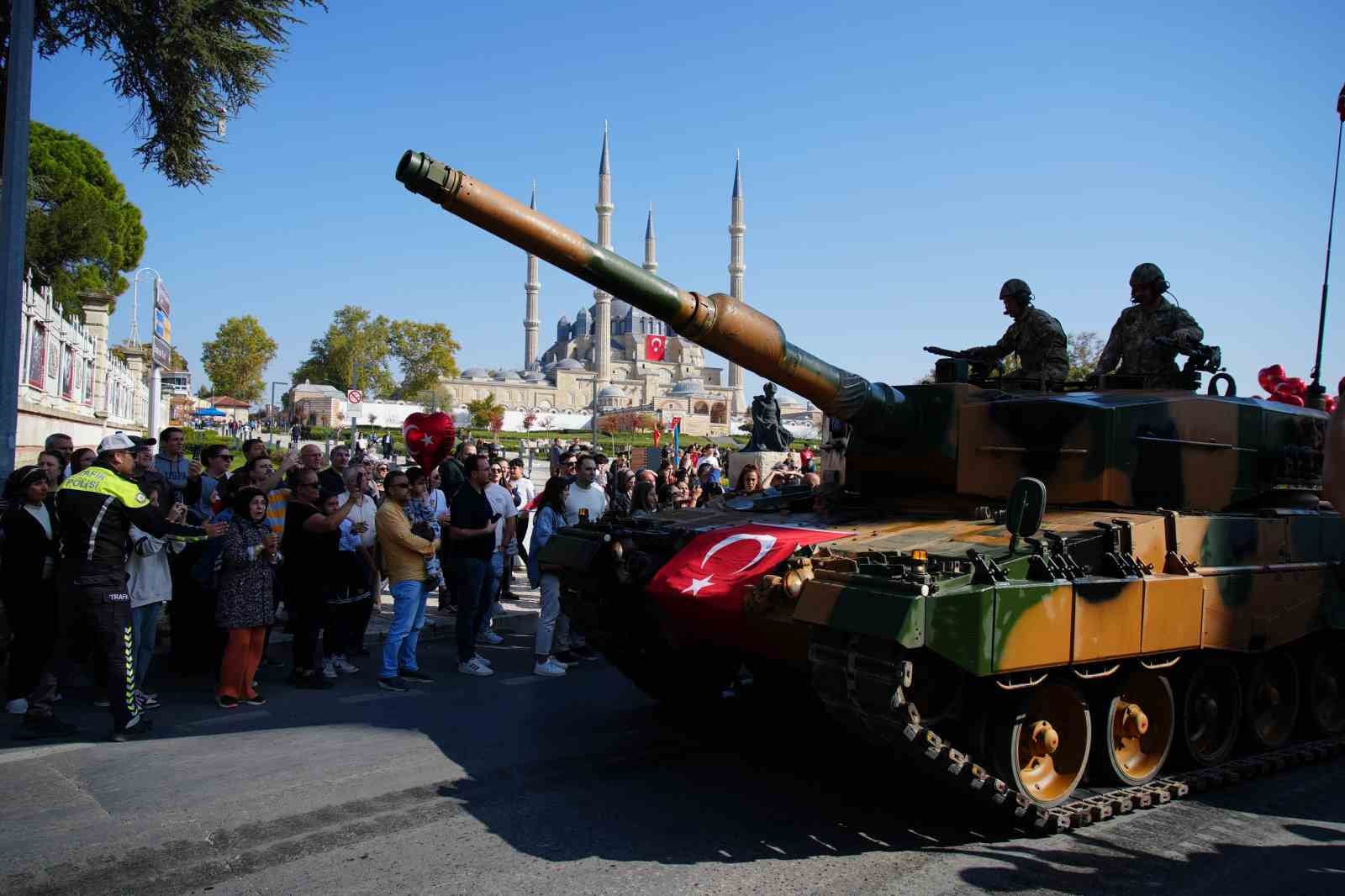 Edirne’de 101. yıl coşkusu kalabalık cadde ve sokaklara taştı
