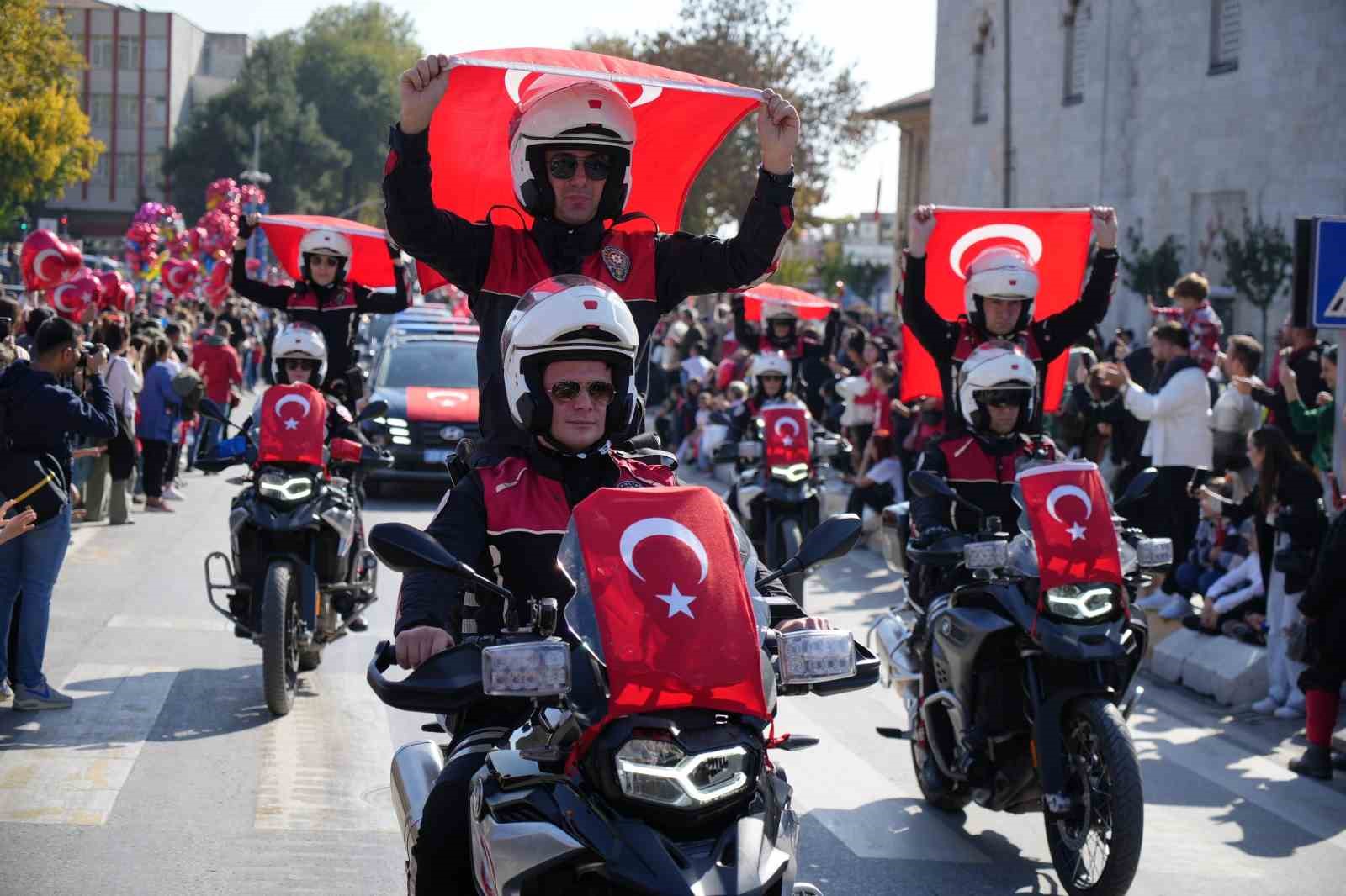 Edirne’de 101. yıl coşkusu kalabalık cadde ve sokaklara taştı
