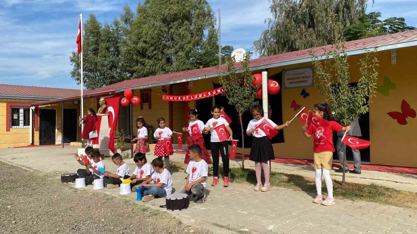 Köy okulundaki çocukların Cumhuriyet Bayramı coşkusu
