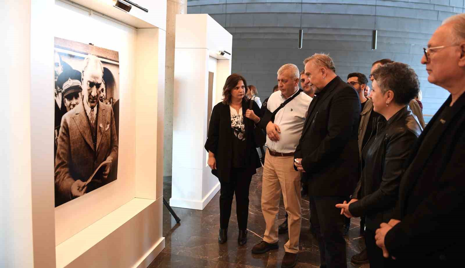 Atatürk’ün en özel fotoğrafları Osmangazi’de sergileniyor
