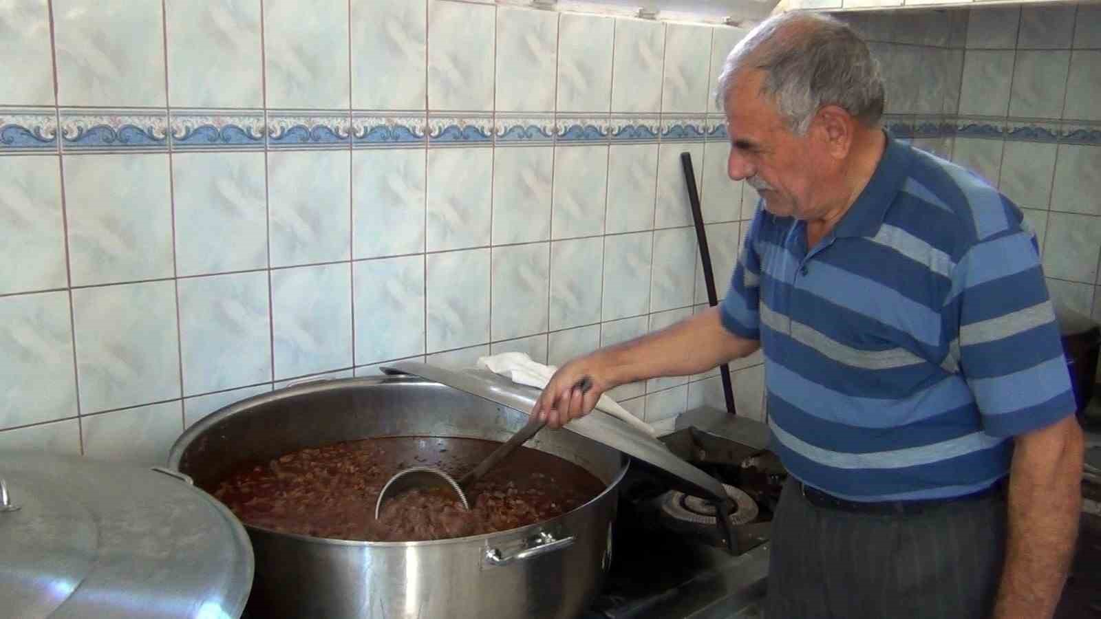 Kumbaba köyünde kurbanlar kesildi, şükür duaları yapıldı
