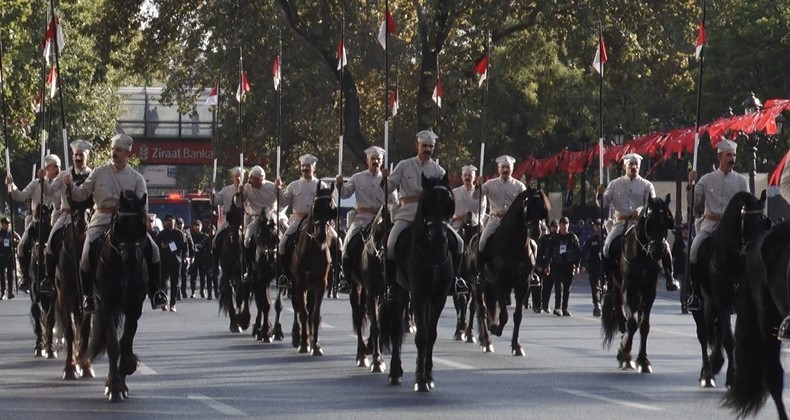 TBMM önünden ilk Meclis binasına ’29 Ekim’ korteji
