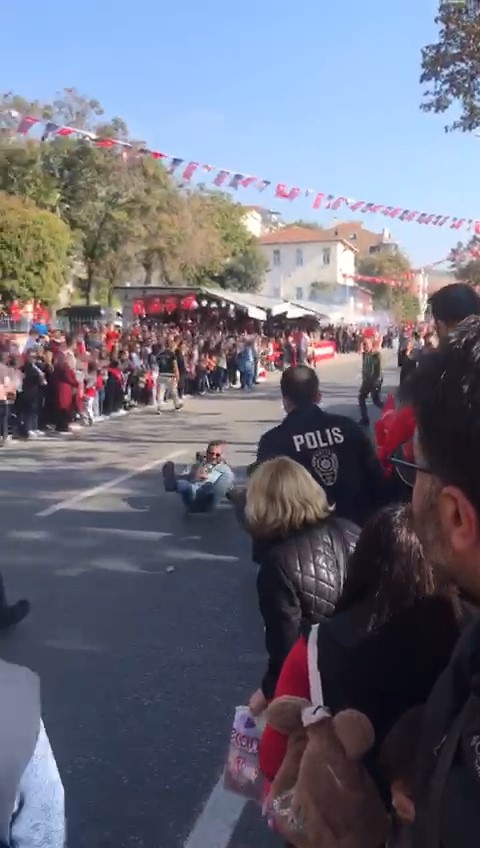 Cumhuriyet kutlamalarında kaza: Gösteri yapan motosikletli polis, 2 polise çarptı
