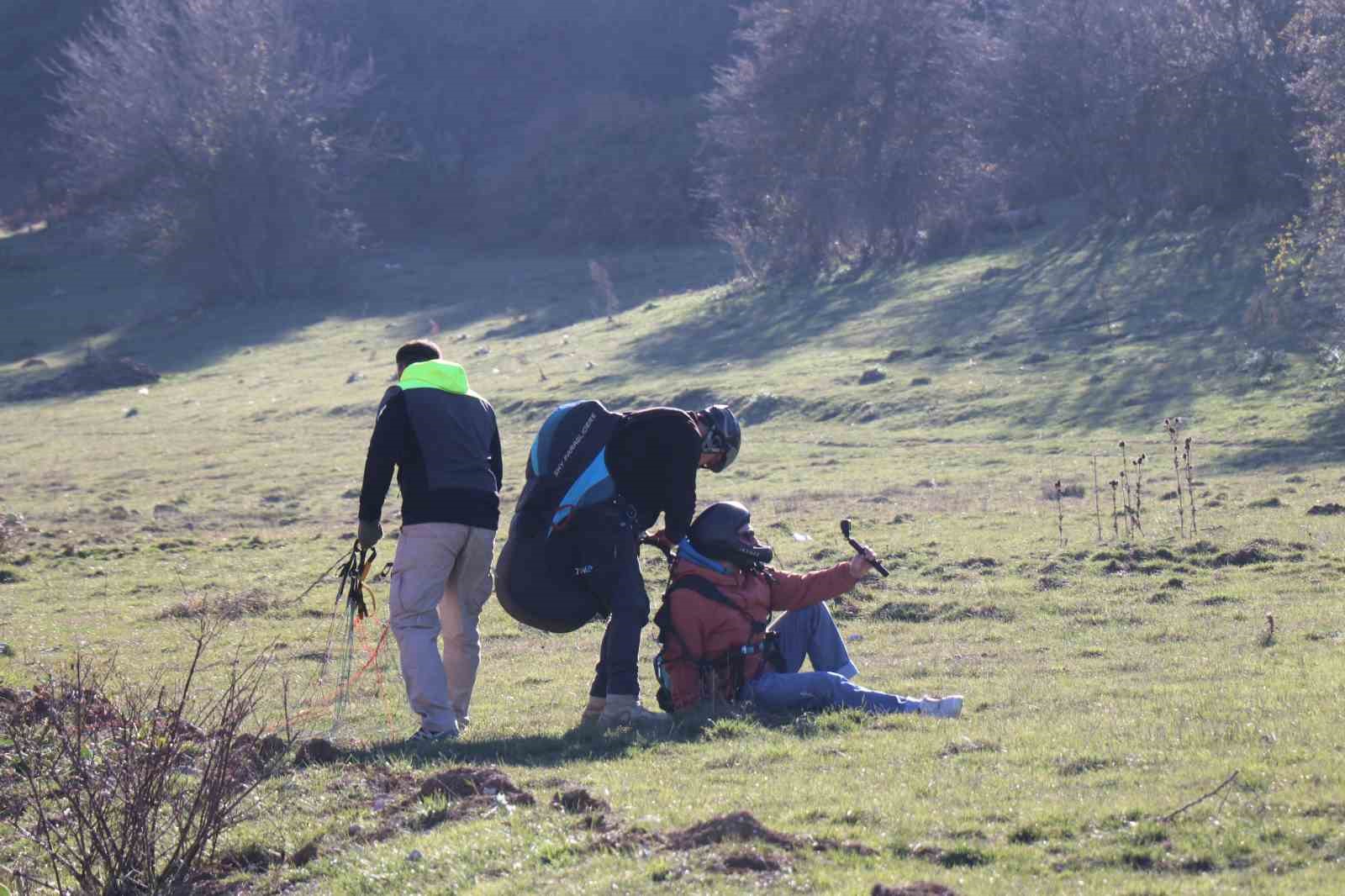 Türk bayraklarıyla dağın zirvesinden uçtular: “İstikbal göklerdedir”
