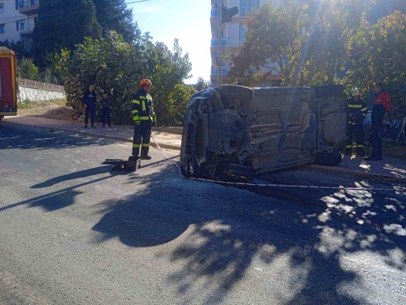 Refüje çarpan otomobil yan yattı; 2 yaralı
