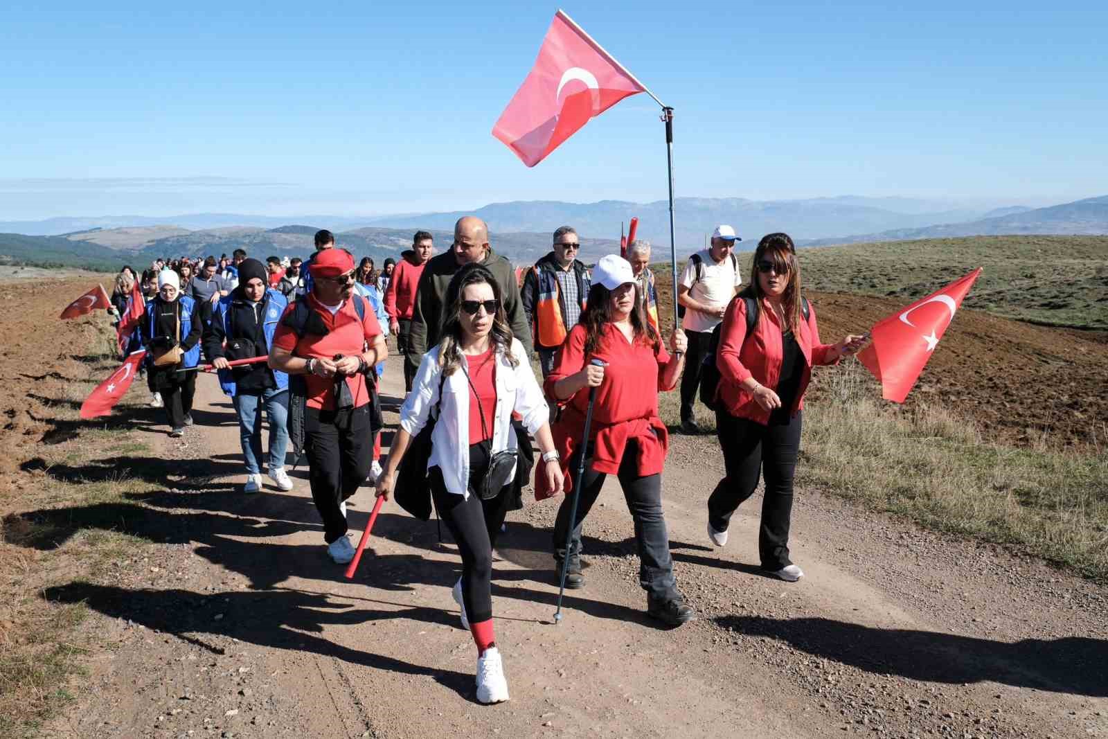 Kösedağ’ın zirvesine dev Türk bayrağı
