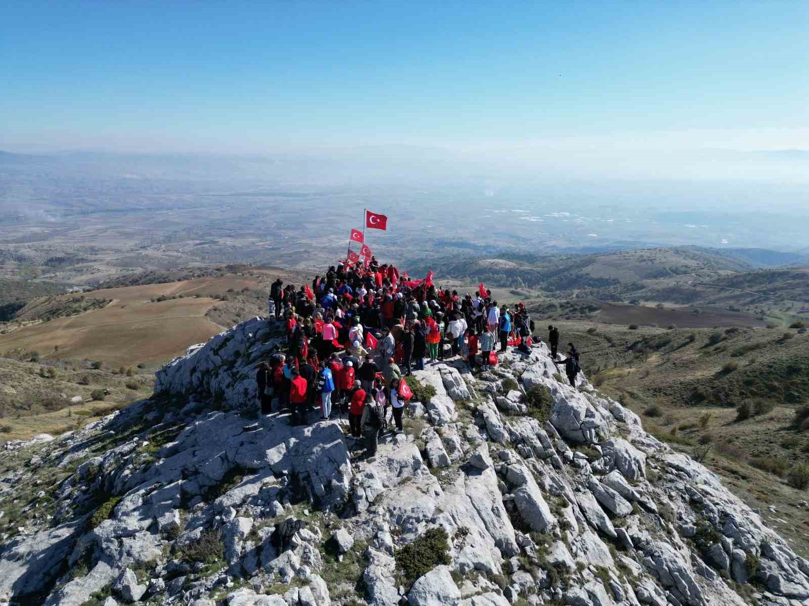 Kösedağ’ın zirvesine dev Türk bayrağı
