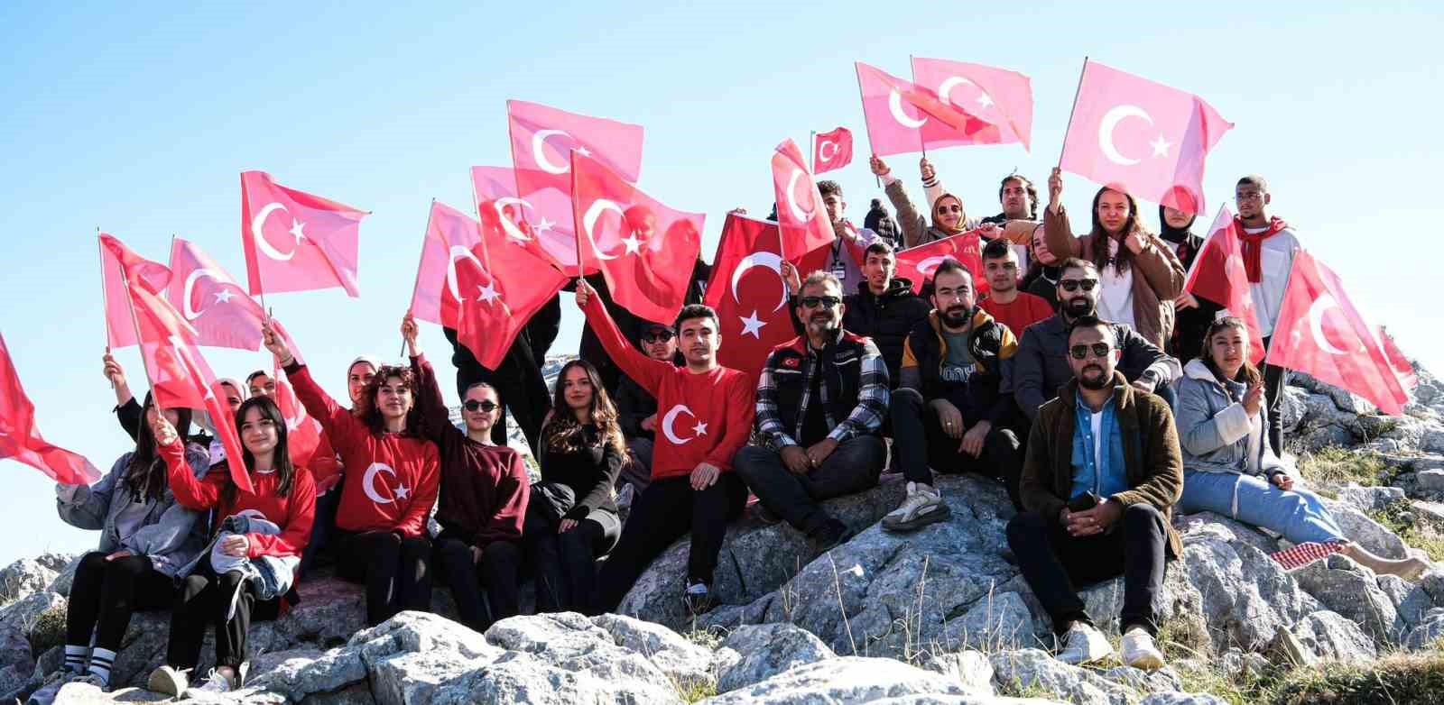 Kösedağ’ın zirvesine dev Türk bayrağı
