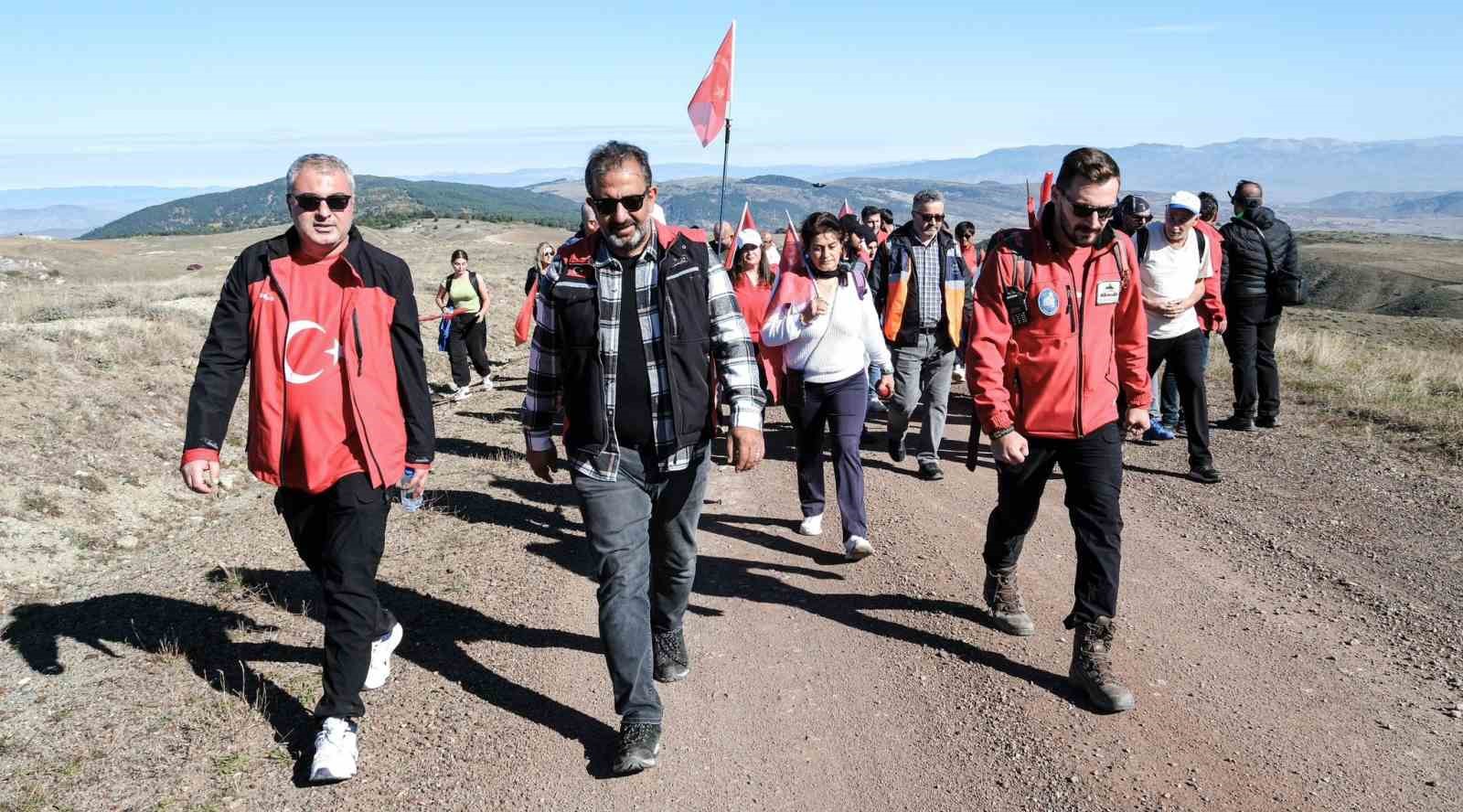 Kösedağ’ın zirvesine dev Türk bayrağı
