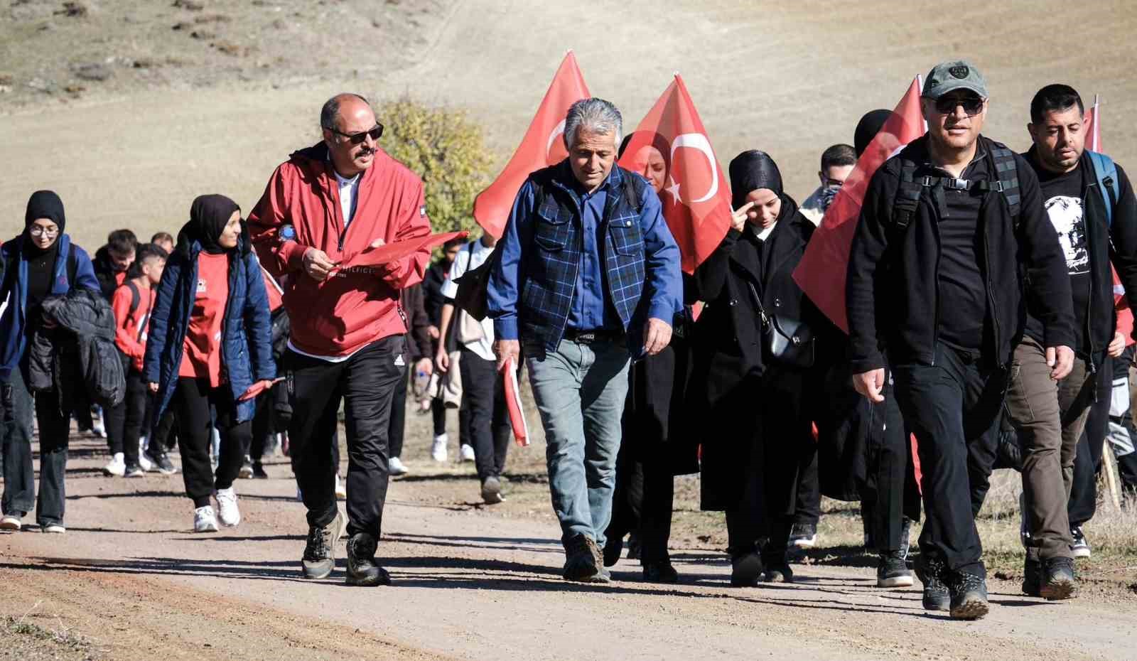 Kösedağ’ın zirvesine dev Türk bayrağı
