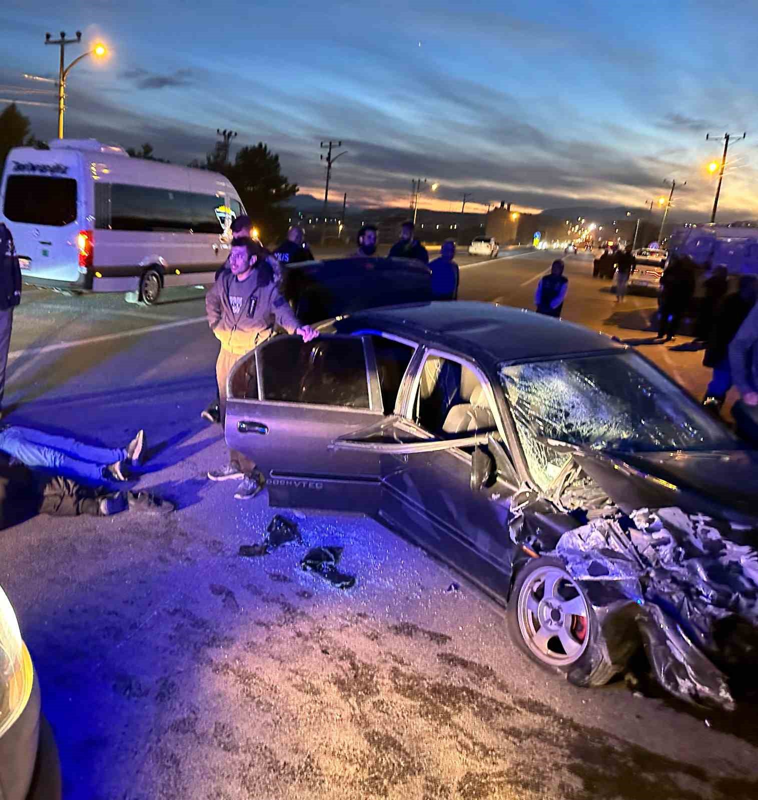 Elazığ’da iki otomobil çarpıştı: 5 yaralı
