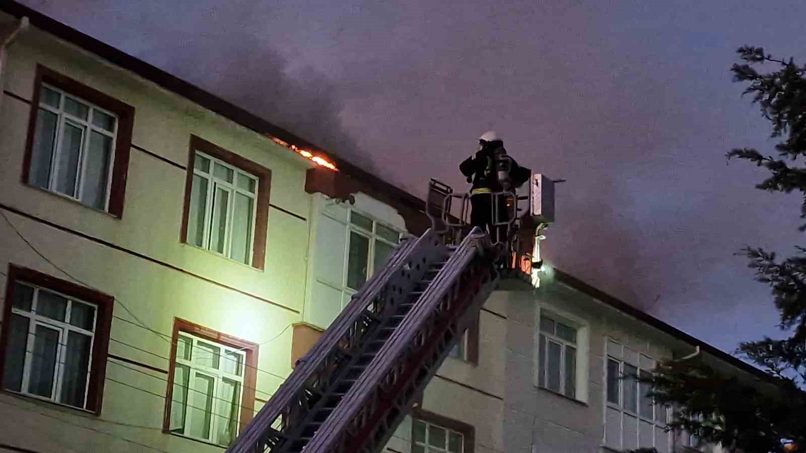 Karaman’da binanın çatısı alev topuna döndü, mahalleli sokağa döküldü
