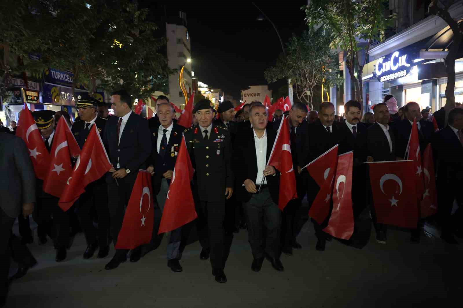 Elazığ’da fener alayı renkli görüntüler oluşturdu
