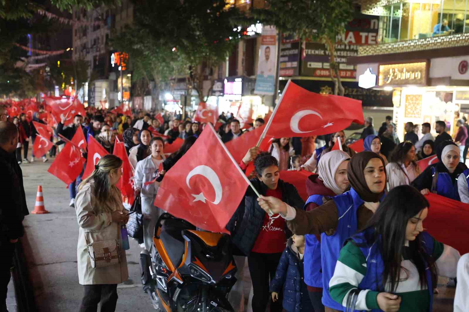 Elazığ’da fener alayı renkli görüntüler oluşturdu
