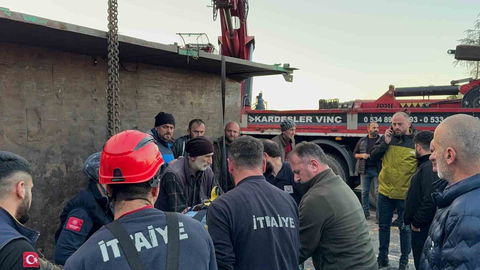 Rize’de tomruk yüklü kamyon ile kamyonet çarpıştı: 3 yaralı
