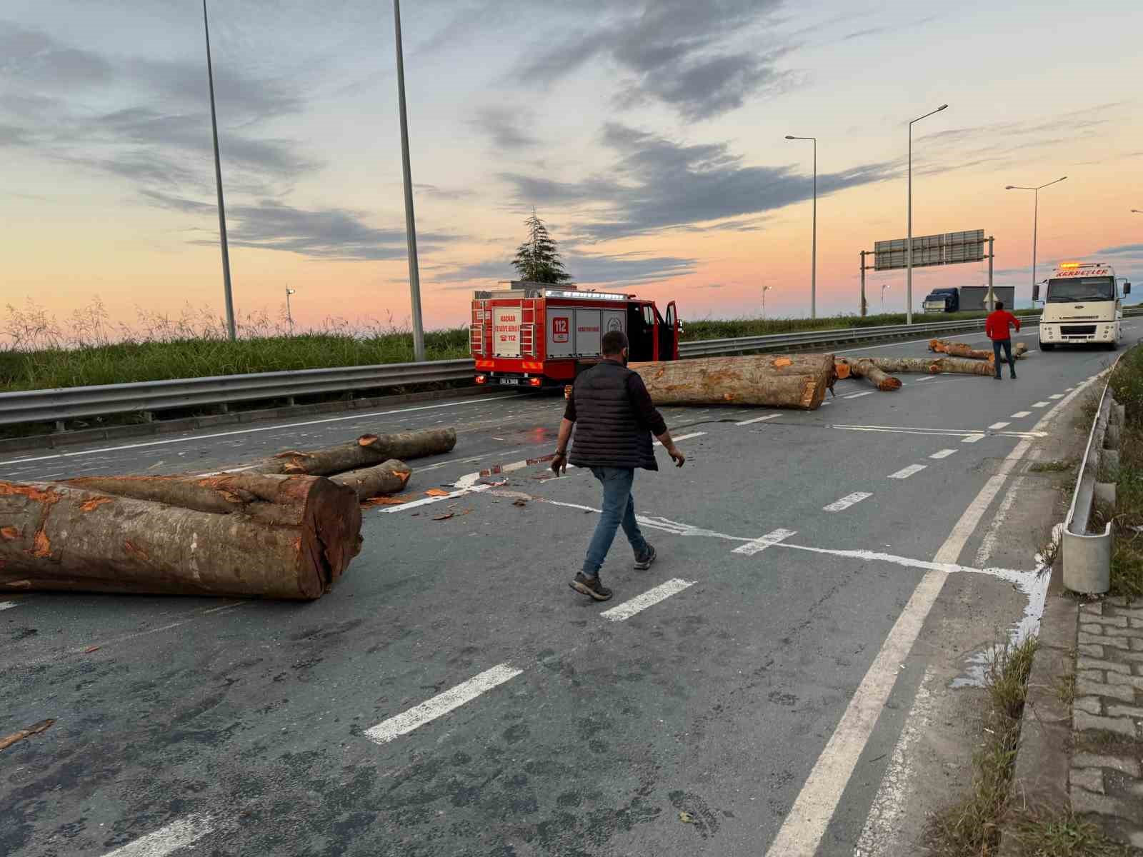 Rize’de tomruk yüklü kamyon ile kamyonet çarpıştı: 3 yaralı
