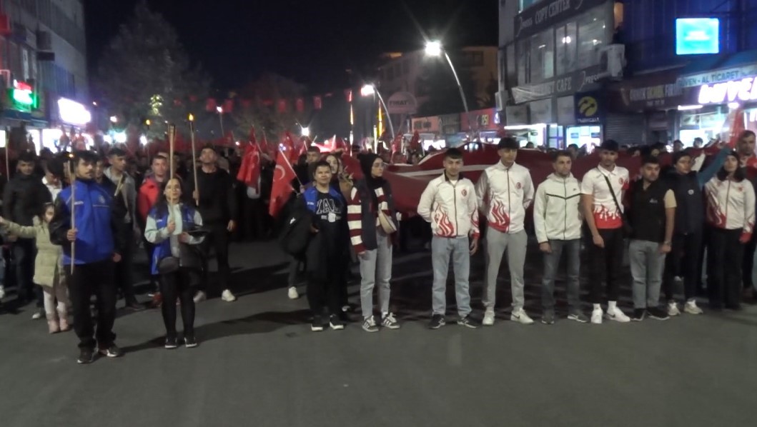 Tunceli’de meşaleli Cumhuriyet yürüyüşü
