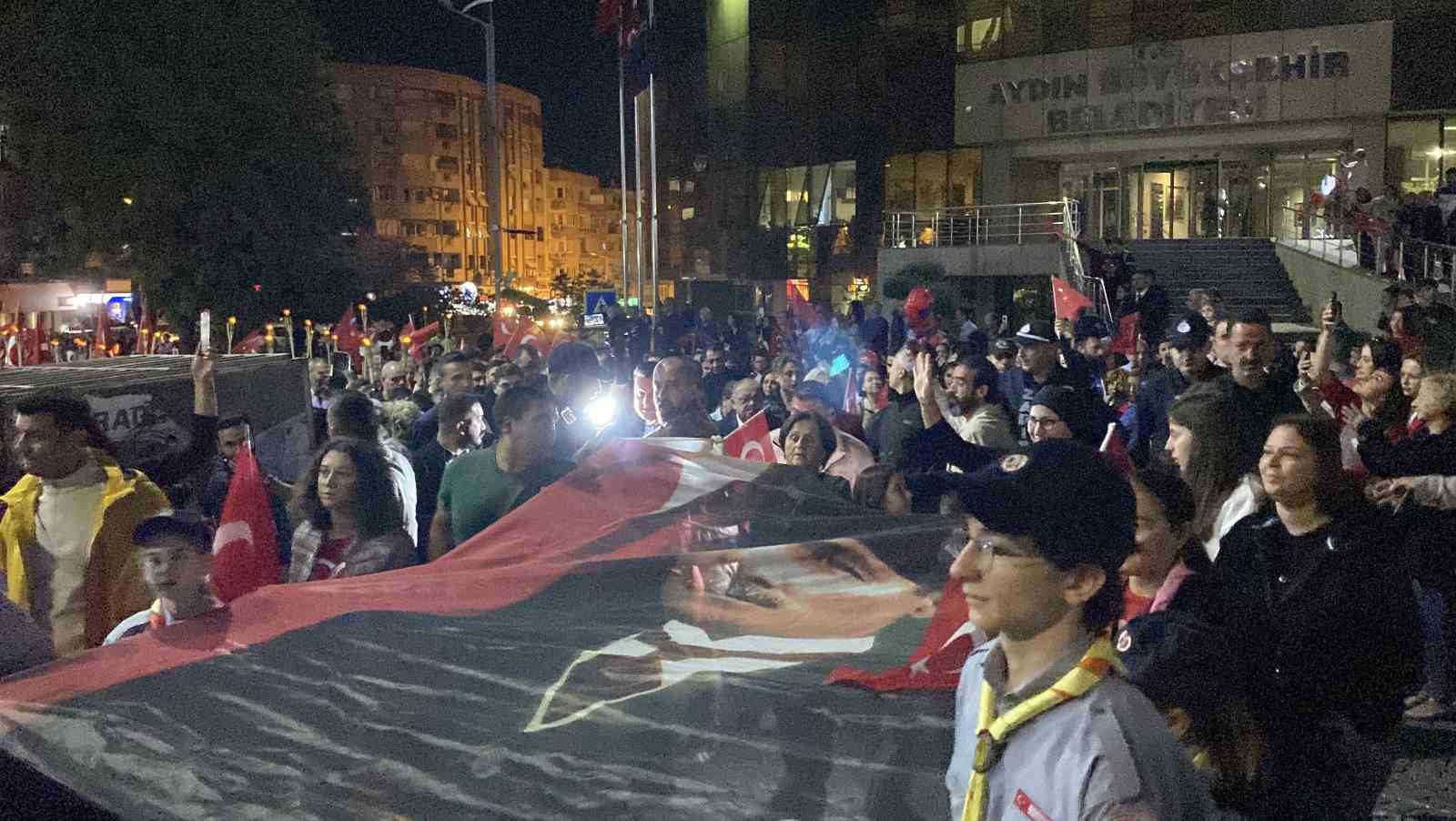 Efeler Belediyesi, ‘Cumhuriyet Bayramı’nı fener alayı ile taçlandırdı
