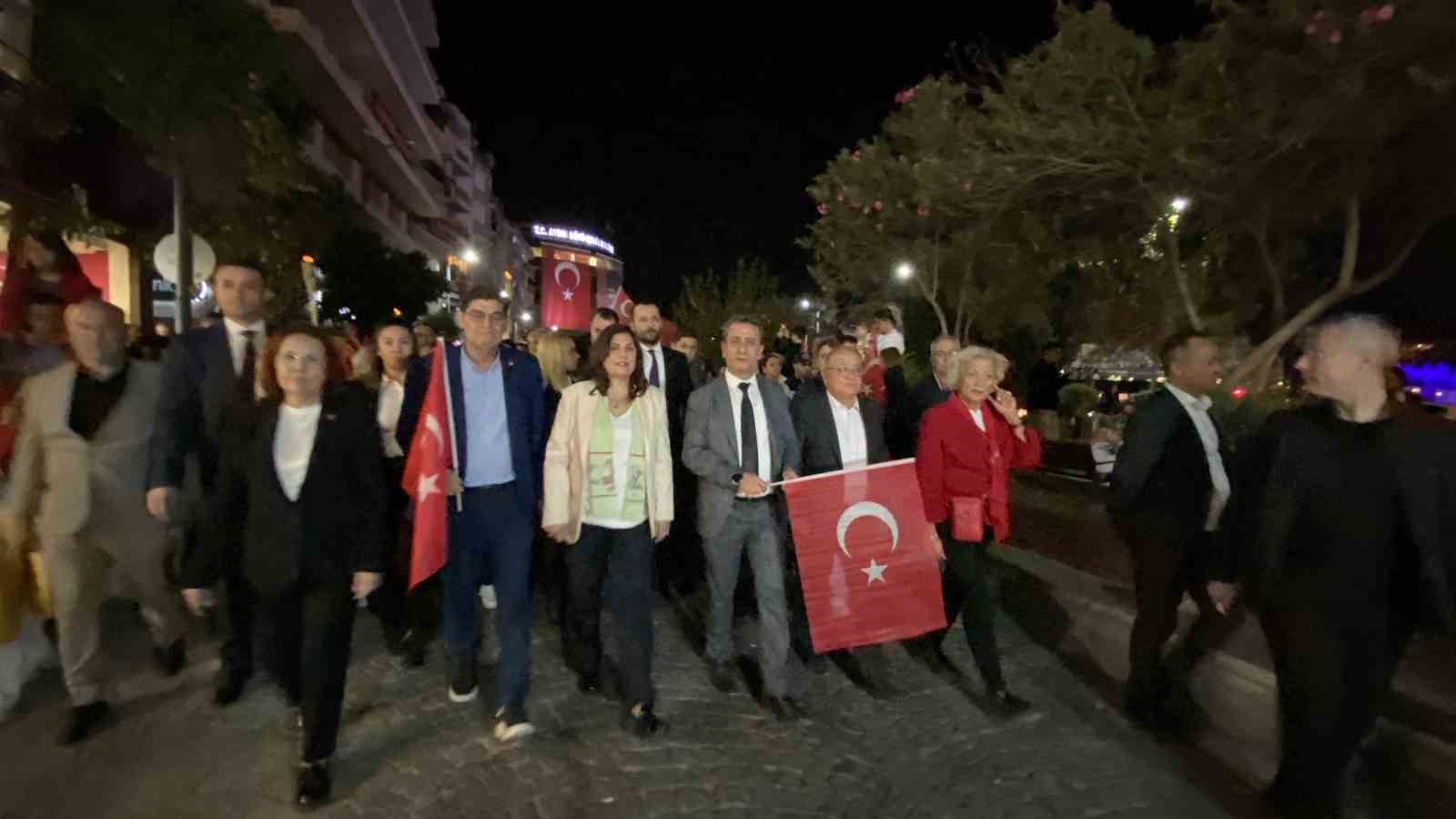 Efeler Belediyesi, ‘Cumhuriyet Bayramı’nı fener alayı ile taçlandırdı
