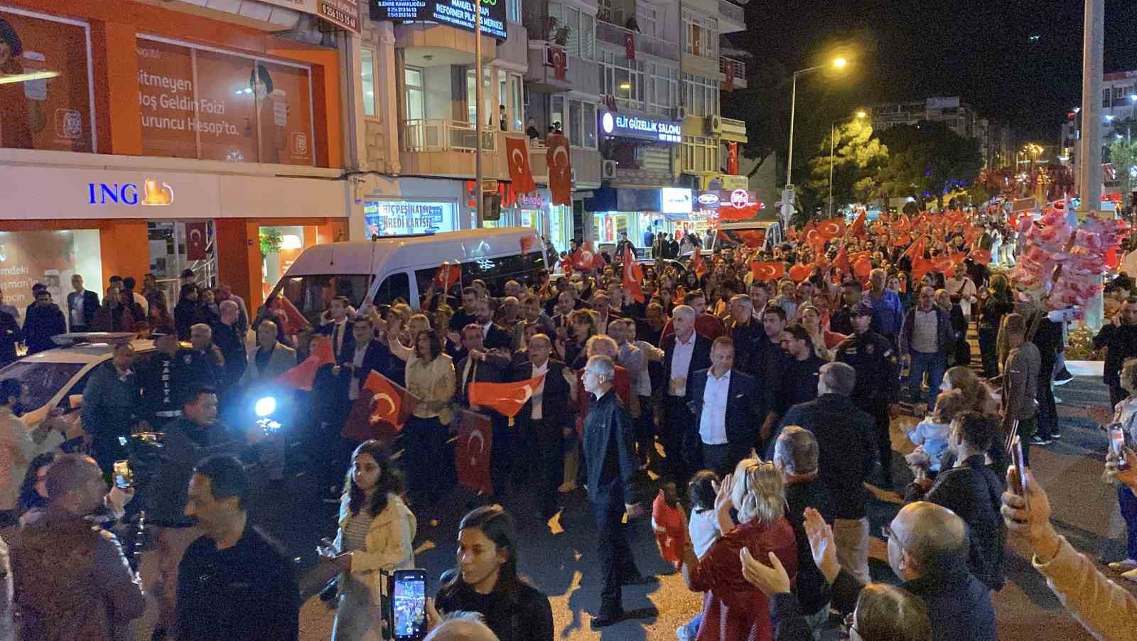 Efeler Belediyesi, ‘Cumhuriyet Bayramı’nı fener alayı ile taçlandırdı
