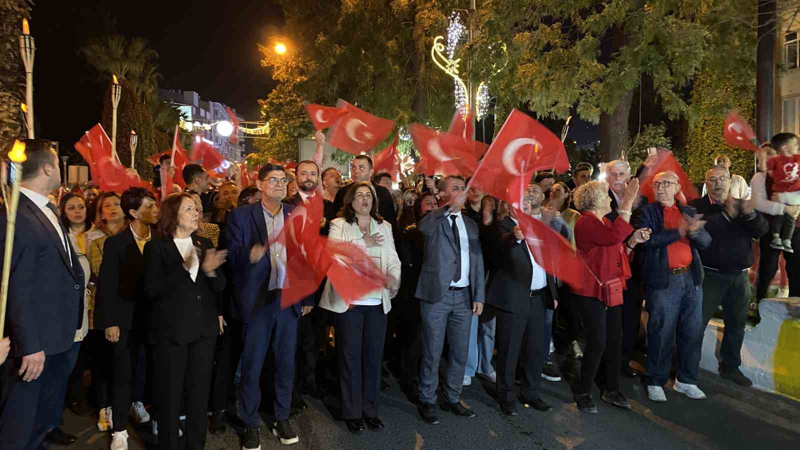 Efeler Belediyesi, ‘Cumhuriyet Bayramı’nı fener alayı ile taçlandırdı
