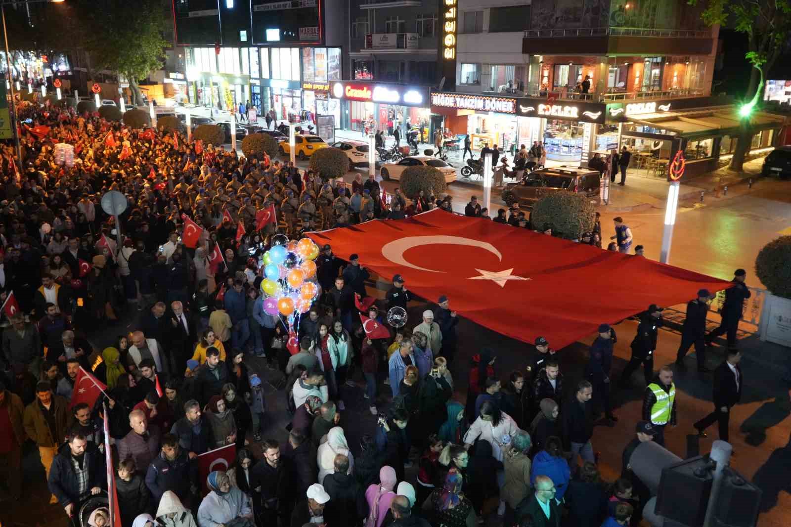 29 Ekim Cumhuriyet Bayramı’nda Niğde’de fener alayı düzenlendi
