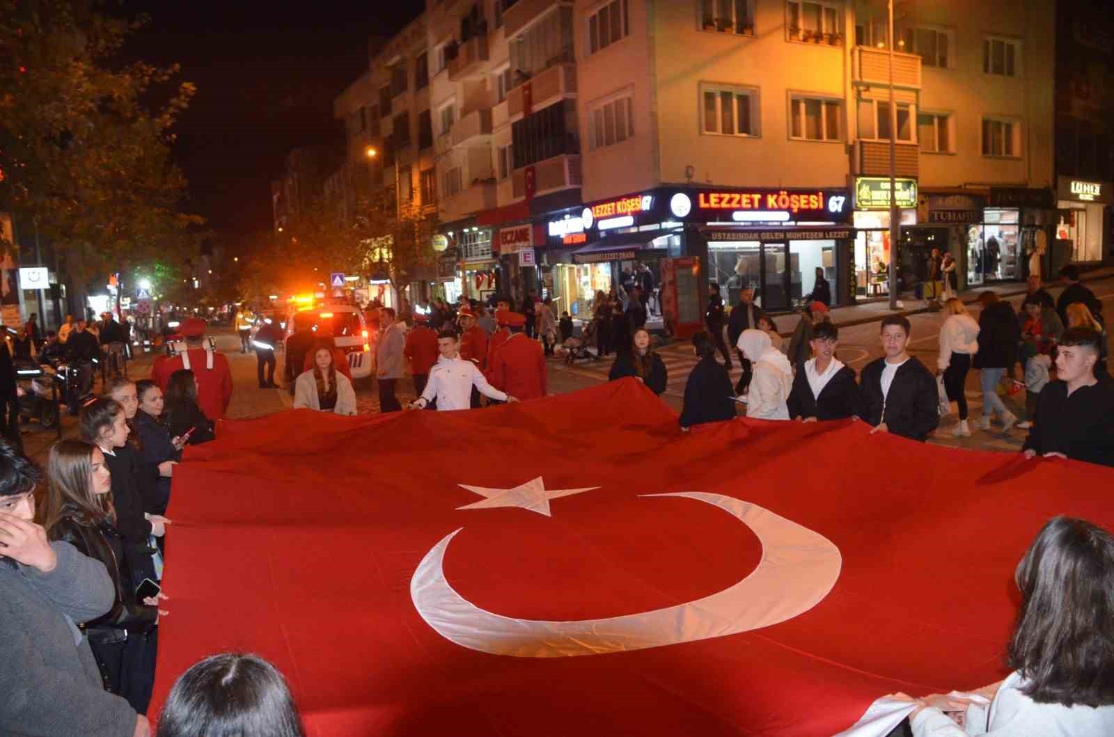 Çaycuma’da Cumhuriyet coşkusu fener alayı ile sürdü
