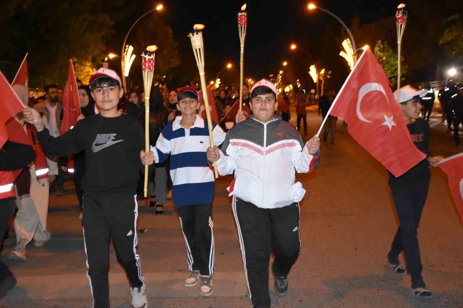 Siverek’te Cumhuriyet’in 101. yılı fener alayıyla kutlandı
