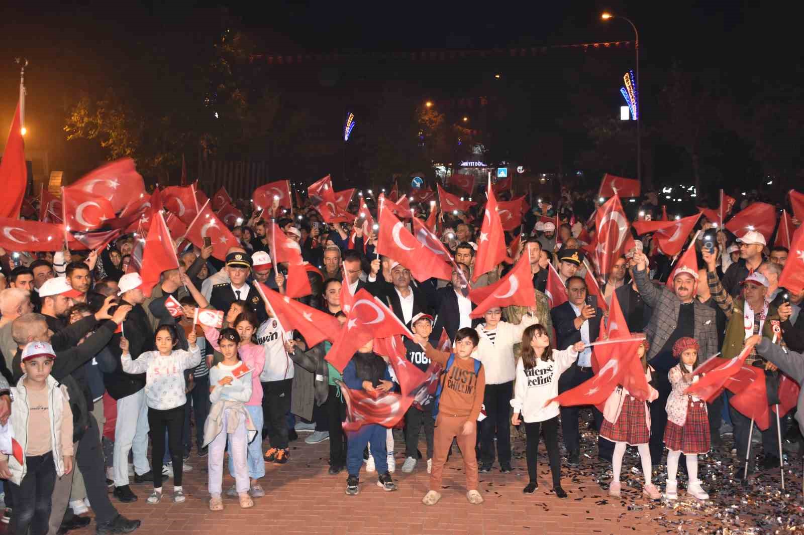 Siverek’te Cumhuriyet’in 101. yılı fener alayıyla kutlandı
