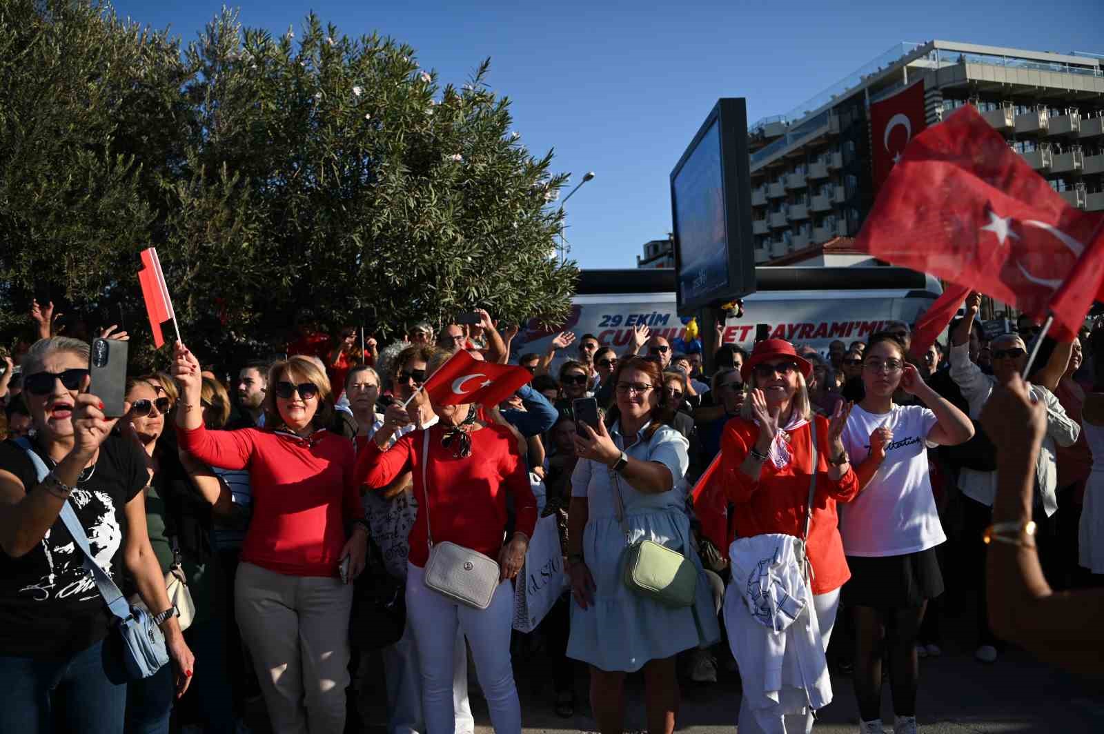 Kuşadası’nda Cumhuriyet’in kuruluşunun 101’inci yılına özel vals
