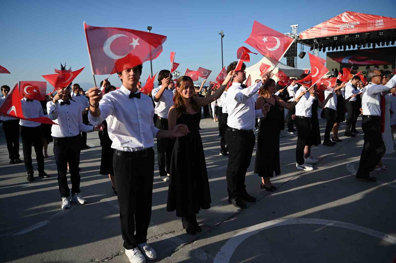 Kuşadası’nda Cumhuriyet’in kuruluşunun 101’inci yılına özel vals
